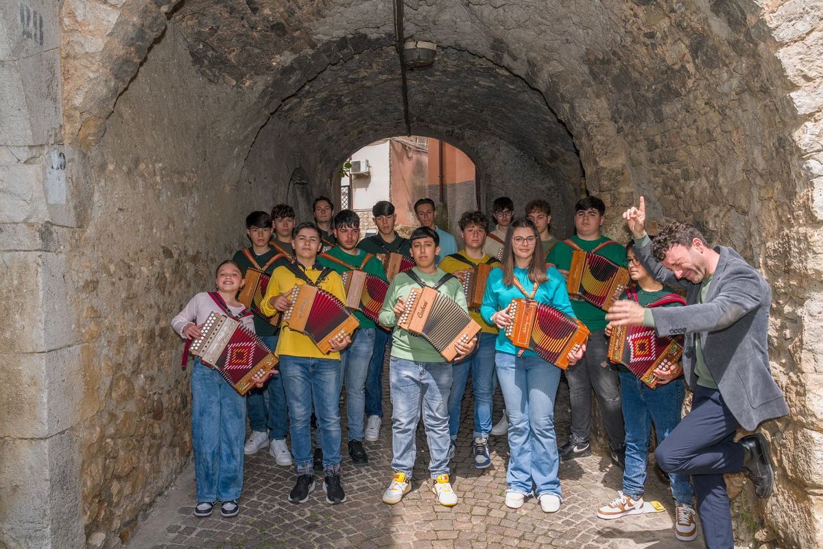 Emozioni nuove con l’Orchestra “Volano i Mantici” ideata e diretta dal maestro Antonio Petronio.